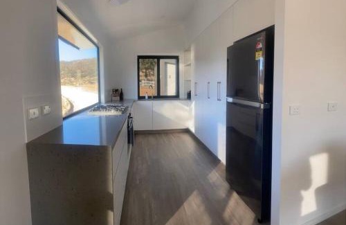 East Jindabyne House | Jindabyne house 1, Modern 1 bedroom home, alpine views & fireplace