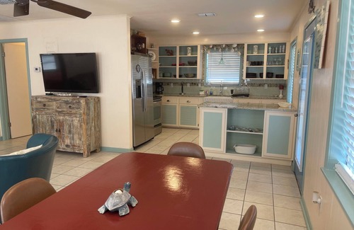 Port O Connor House | JMJ BAY is Close to Beach in POC Charming Family Retreat
