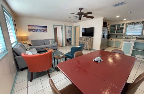 Port O Connor House | JMJ BAY is Close to Beach in POC Charming Family Retreat