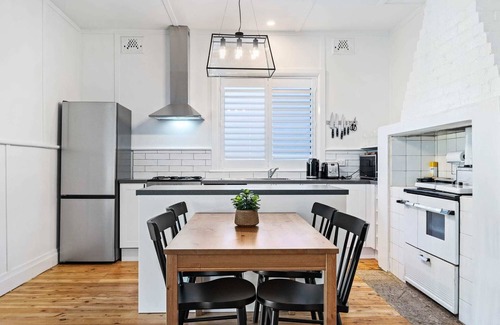 Orange House | Johnno's Cottage - Prime Location - Sleeps 4