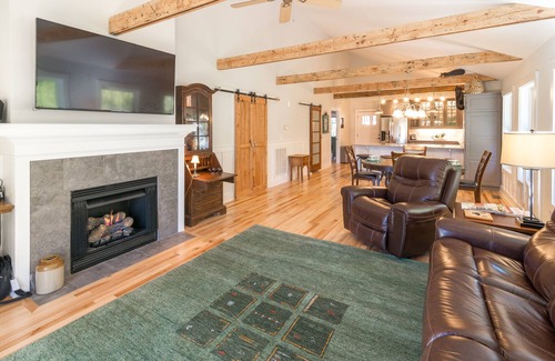 Black Mountain Cottage | Johnson Carriage House-Walk to Downtown Black Mountain