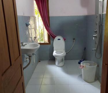 Sea View Ward House | Johnson's Homestay With Pool & Ecohouseboat near town beach