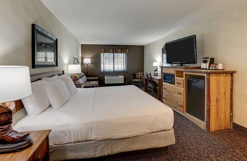 Johnston Hotel | Johnston Oasis: Unique Rooms, Local Spirits & Warm Hospitality, Parking