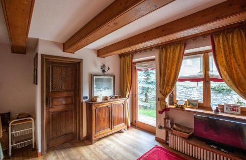 Dolonne Apartment | JOIVY Big Flat for 6 with Backyard and Parking in Courmayeur