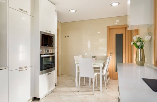 Linda-a-Velha House | JOIVY Elegant villa w/dual pools in Carnaxide