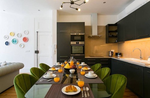 Misericordia Apartment | JOIVY Gorgeous 3BR home w/balcony nearby Time Out Market