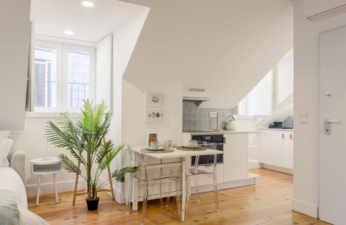 Misericordia Apartment | JOIVY Modern downtown studio