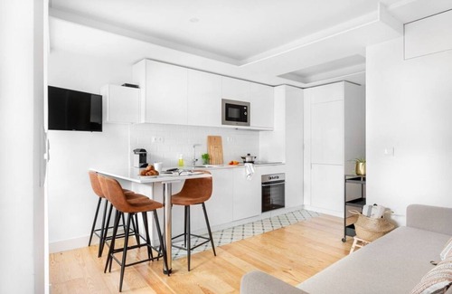 Merces Apartment | JOIVY Principe Real 2BR Apt w/Terrace nearby Botanical Garden of Lisbon