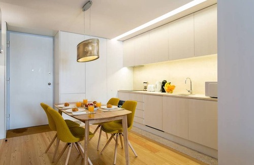 Chiado Apartment | JOIVY Sunny 1-bed flat w/terrace&sea view in Baixa,3mins to Arco da Rua Augusta