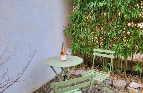 Sud Apartment | Joli studio lumineux centre avec parking securise dans quartier recherche