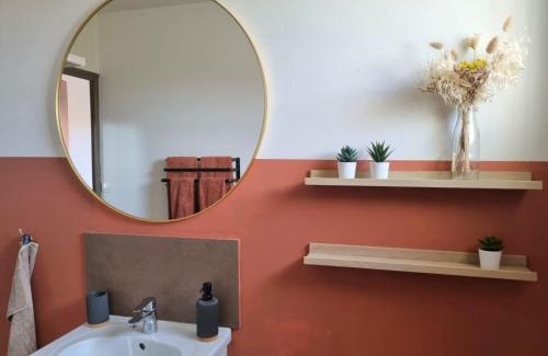 Sud Apartment | Joli studio lumineux centre avec parking securise dans quartier recherche