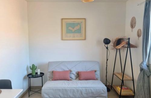 Sud Apartment | Joli studio lumineux centre avec parking securise dans quartier recherche