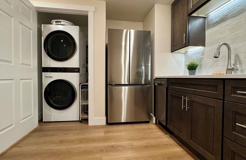 Saratoga Springs Apartment | Jordan River Retreat. Charming 1 bedroom apartment in Lehi Ut on the river.