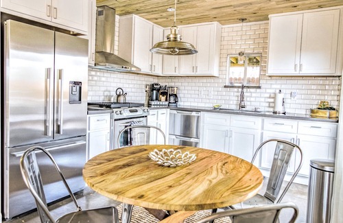 Yucca Valley House | Joshua Tree Forest Bungalow - Views & Hot Tub
