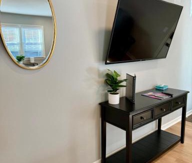 Joslyn Castle Apartment | Joslyn 1- Newly Refinished 1 Bdrm