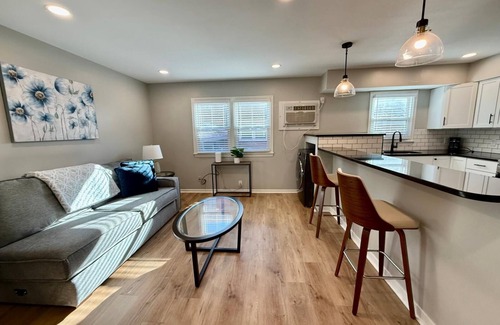 Midtown Apartment | Joslyn 1- Newly Refinished 1 Bdrm