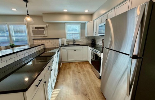 Midtown Apartment | Joslyn 1- Newly Refinished 1 Bdrm