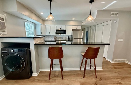 Midtown Apartment | Joslyn 1- Newly Refinished 1 Bdrm