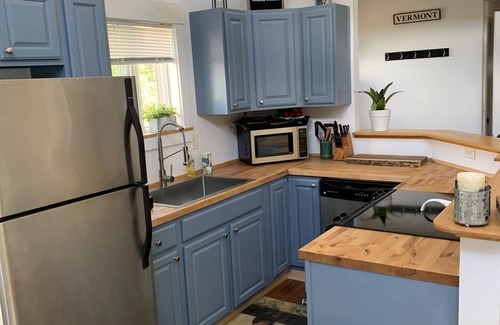 North Troy House | Journeys End Chalet - Minutes to Jay Peak!