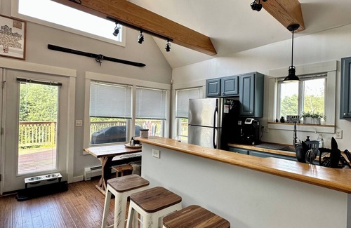 North Troy House | Journeys End Chalet - Minutes to Jay Peak!