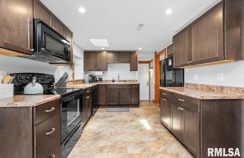 Scott County House | JOY by the River 3-bedroom RIVERSIDE bungalow w/WiFi, AC in charming Le Claire