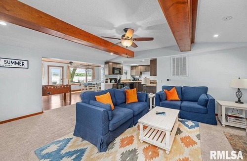 Scott County House | JOY by the River 3-bedroom RIVERSIDE bungalow w/WiFi, AC in charming Le Claire