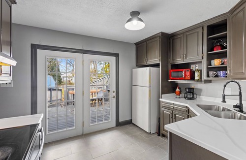 Jeffersonville Apartment | Joy Collection: Work Friendly & Near Downtown