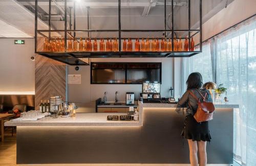 Changning Hotel | Joy Hongqiao Airport and Railway Hotel