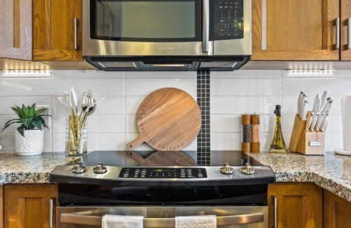 Central Okanagan Condo | Joy's Chic Suite | 2 BR w Hot Tub & Sunrise Mountain View!