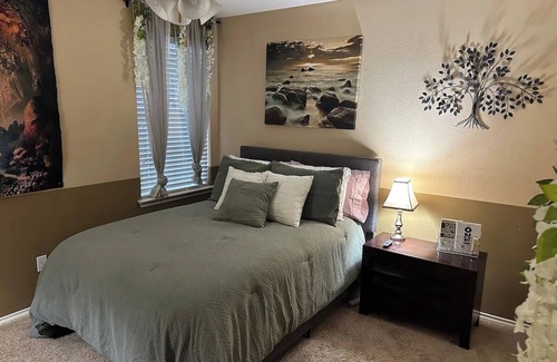 Kyle House | ~ Joyful 3 Bed Retreat - Pool, Music, Games & Fun!