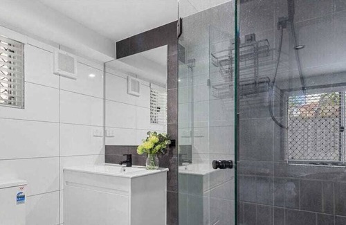 Wishart House | Joyful 3 Bedroom downstairs House with Free Parking Onsite