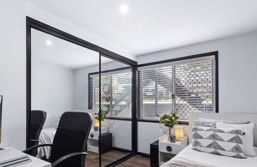Wishart House | Joyful 3 Bedroom downstairs House with Free Parking Onsite
