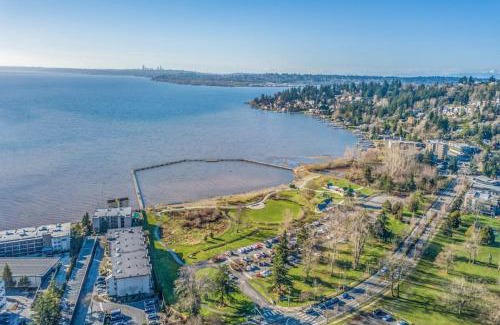 North Juanita House | Joyful Kirkland Home, Near Beach, Hot Tub & AC