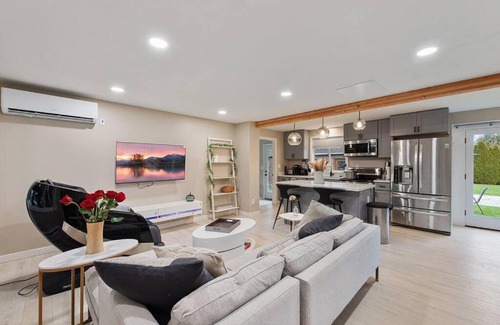 North Juanita House | Joyful Kirkland Home, Near Beach, Hot Tub & AC