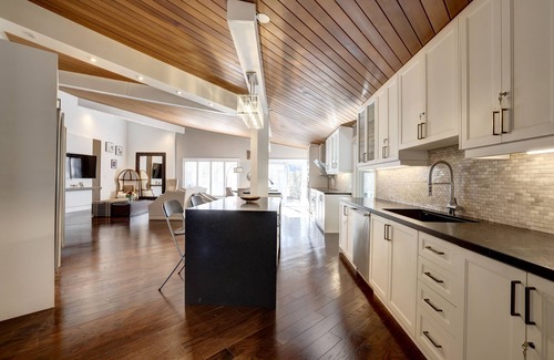 Sheridan Villa | Joyful Mansion with Charm Indoor
