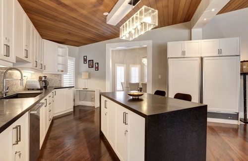 Sheridan Villa | Joyful Mansion with Charm Indoor