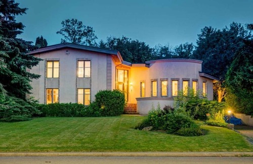 Sheridan Villa | Joyful Mansion with Charm Indoor