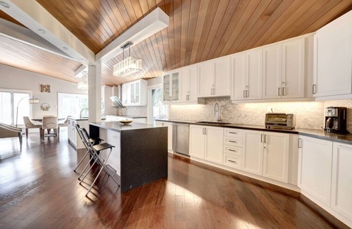 Sheridan Villa | Joyful Mansion with Charm Indoor