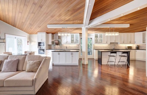 Sheridan Villa | Joyful Mansion with Charm Indoor