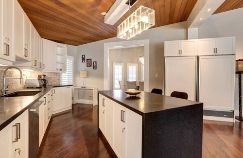 Sheridan Villa | Joyful Mansion with Charm Indoor