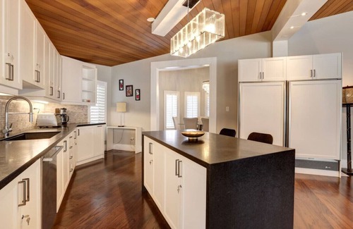 Sheridan Villa | Joyful Mansion with Charm Indoor
