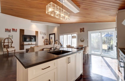 Sheridan Villa | Joyful Mansion with Charm Indoor