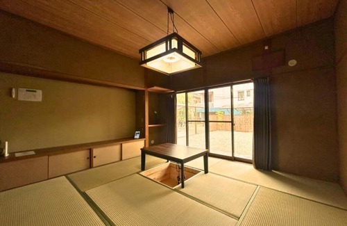Hakata-ku House | Fukuoka Airport and Hakata Station are both within 5 minutes! A samurai family's mansion elegantly set on a 300 tsubo (1,860 m2) site. Easy access to Fukuoka's tourist attractions, spacious enough to accommodate 10 or more people, and pets are allowed.