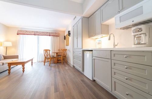 Oro-Medonte Apartment | Jr Club Suite: Kitchenette, Pool, HotTub, Gym, BBQ