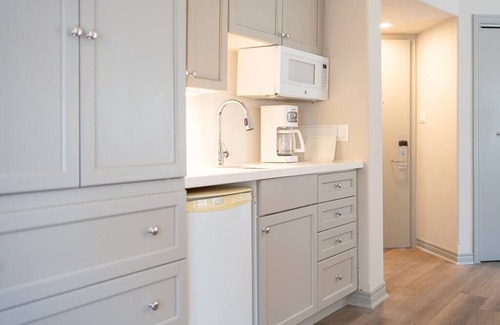 Oro-Medonte Apartment | Jr Club Suite: Kitchenette, Pool, HotTub, Gym, BBQ