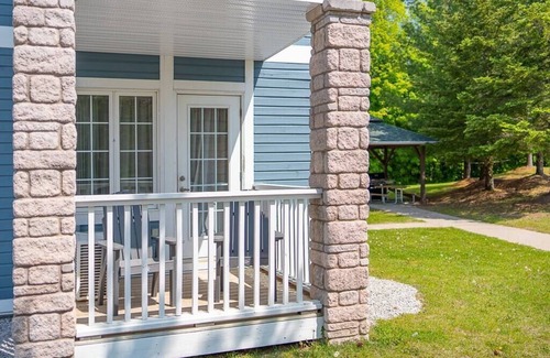 Oro-Medonte Apartment | Jr Club Suite: Kitchenette, Pool, HotTub, Gym, BBQ