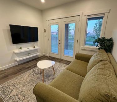 Southeast Edmonton Apartment | Juanus Cozy Cove