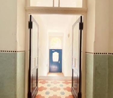 Sued Apartment | Jugendstil-Altbauwohnung mit Dachterrasse direkt an der Karlsaue