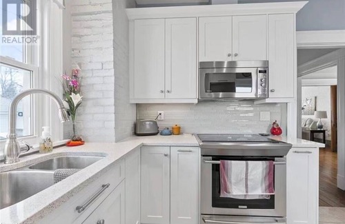 Thorold House | Juju’s house - Modern Vintage Rental unit at downtown Thorold