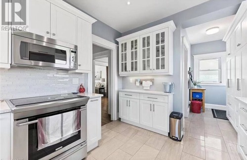 Thorold House | Juju’s house - Modern Vintage Rental unit at downtown Thorold